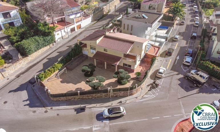 3 bedroom Villa for sale in Roses with pool garage - € 675,000 (Ref: 7521756)