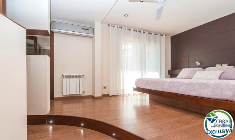 3 bedroom Villa for sale in Roses with pool garage - € 675,000 (Ref: 7521756)