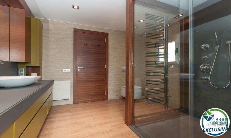 3 bedroom Villa for sale in Roses with pool garage - € 675,000 (Ref: 7521756)