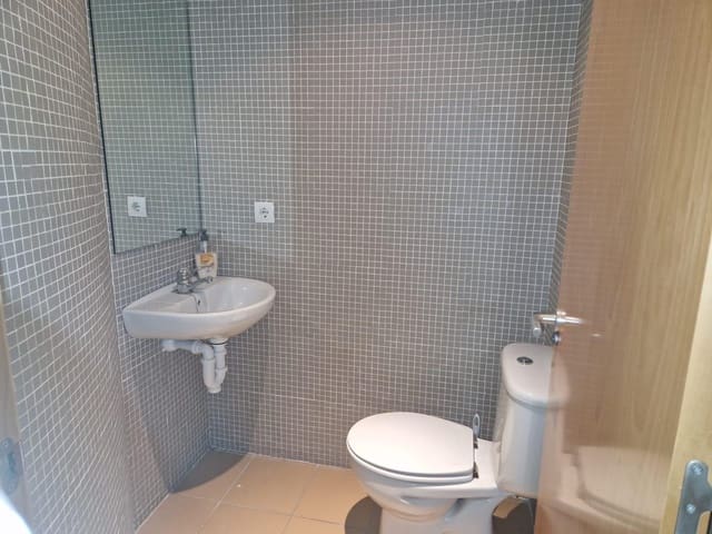 Bureau de 2 chambres à louer à Roses - 500 € (Ref: 7854600)