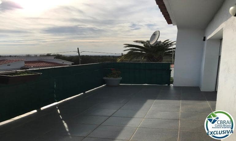 5 bedroom Villa for sale in Roses - € 460,000 (Ref: 8242861)