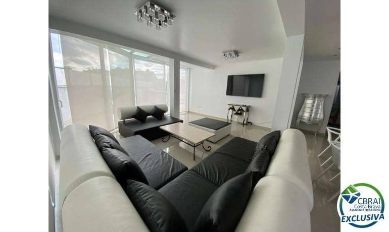 4 makuuhuone Huvila myytävänä paikassa Empuriabrava mukana uima-altaan - 1 099 000 € (Ref: 8290450)