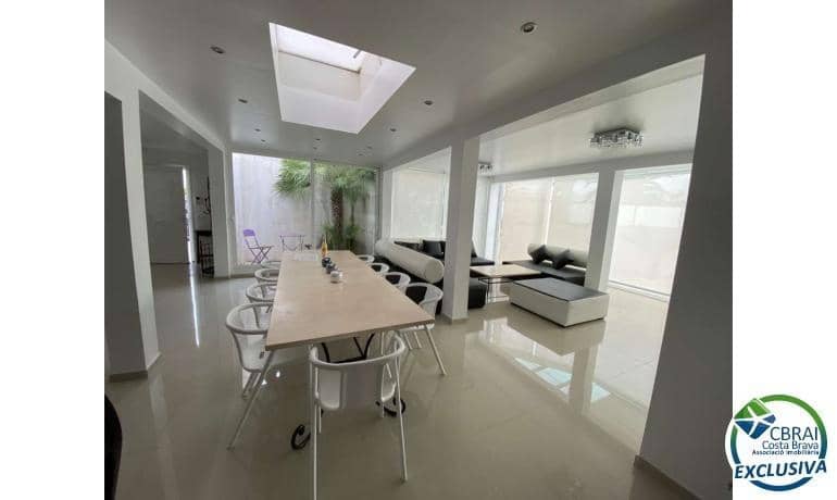 4 makuuhuone Huvila myytävänä paikassa Empuriabrava mukana uima-altaan - 1 099 000 € (Ref: 8290450)