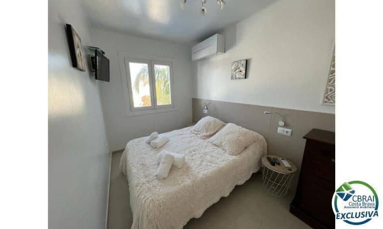 4 makuuhuone Huvila myytävänä paikassa Empuriabrava mukana uima-altaan - 1 099 000 € (Ref: 8290450)