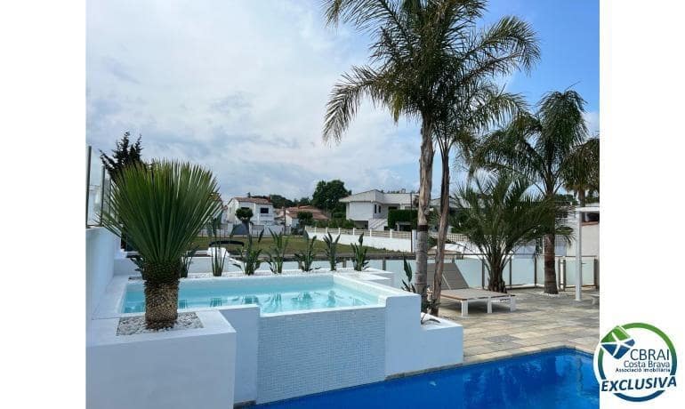 4 makuuhuone Huvila myytävänä paikassa Empuriabrava mukana uima-altaan - 1 099 000 € (Ref: 8290450)