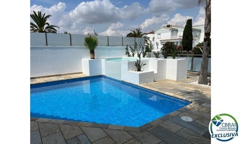 4 makuuhuone Huvila myytävänä paikassa Empuriabrava mukana uima-altaan - 1 099 000 € (Ref: 8290450)