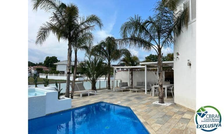 4 makuuhuone Huvila myytävänä paikassa Empuriabrava mukana uima-altaan - 1 099 000 € (Ref: 8290450)