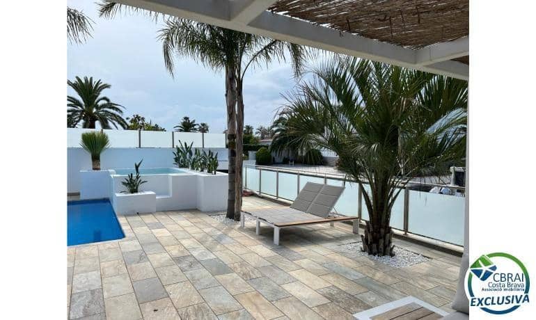 4 makuuhuone Huvila myytävänä paikassa Empuriabrava mukana uima-altaan - 1 099 000 € (Ref: 8290450)