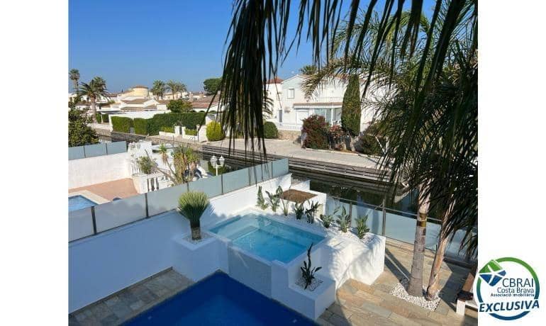 4 makuuhuone Huvila myytävänä paikassa Empuriabrava mukana uima-altaan - 1 099 000 € (Ref: 8290450)