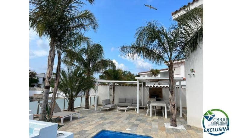 4 makuuhuone Huvila myytävänä paikassa Empuriabrava mukana uima-altaan - 1 099 000 € (Ref: 8290450)
