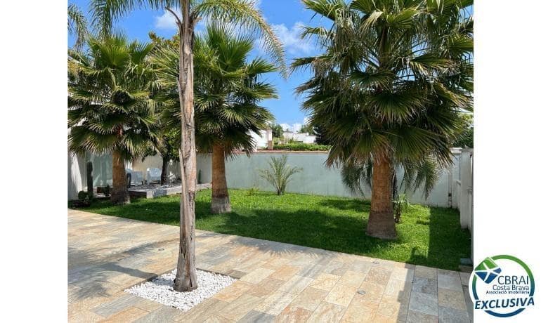 4 makuuhuone Huvila myytävänä paikassa Empuriabrava mukana uima-altaan - 1 099 000 € (Ref: 8290450)