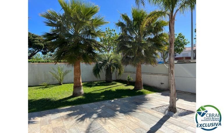 4 makuuhuone Huvila myytävänä paikassa Empuriabrava mukana uima-altaan - 1 099 000 € (Ref: 8290450)