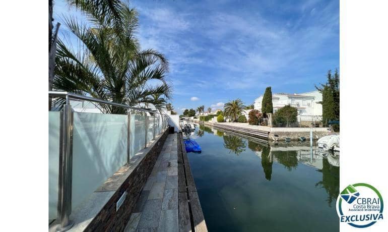 4 makuuhuone Huvila myytävänä paikassa Empuriabrava mukana uima-altaan - 1 099 000 € (Ref: 8290450)