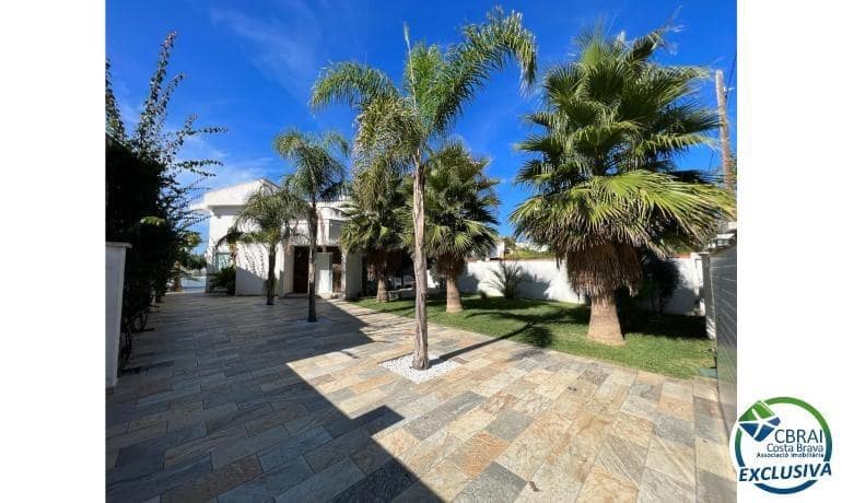 4 makuuhuone Huvila myytävänä paikassa Empuriabrava mukana uima-altaan - 1 099 000 € (Ref: 8290450)