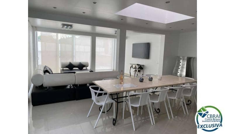 4 makuuhuone Huvila myytävänä paikassa Empuriabrava mukana uima-altaan - 1 099 000 € (Ref: 8290450)