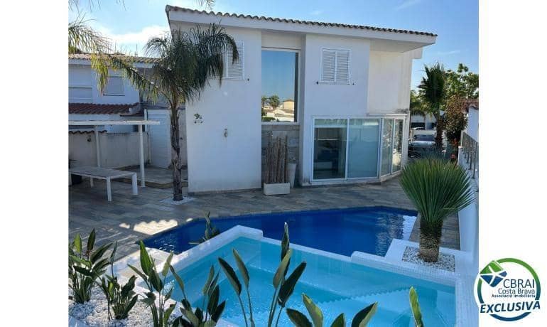4 makuuhuone Huvila myytävänä paikassa Empuriabrava mukana uima-altaan - 1 099 000 € (Ref: 8290450)