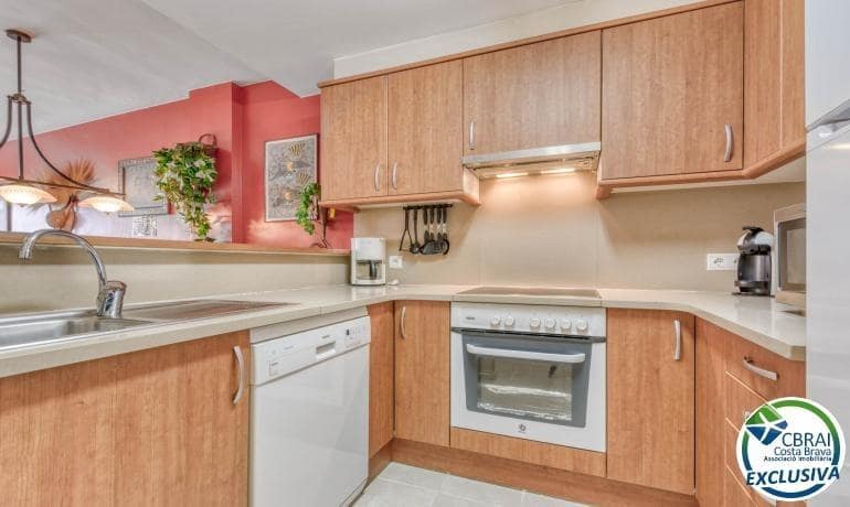 2 sovrum Lägenhet till salu i Roses med pool - 298 000 € (Ref: 8418039)