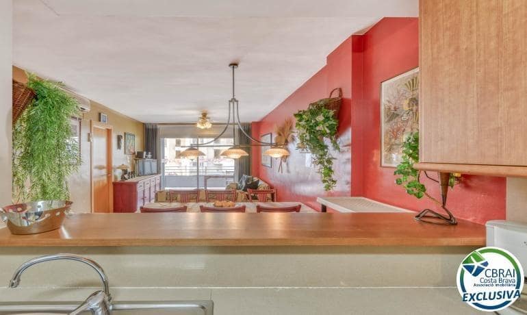 2 sovrum Lägenhet till salu i Roses med pool - 298 000 € (Ref: 8418039)