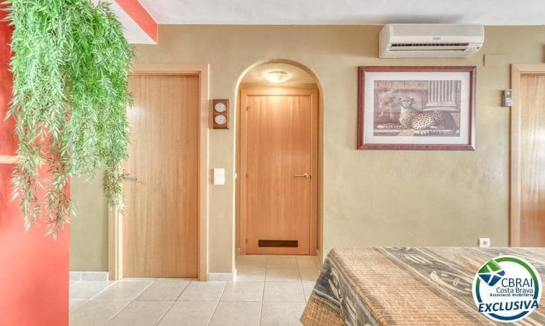 2 sovrum Lägenhet till salu i Roses med pool - 298 000 € (Ref: 8418039)