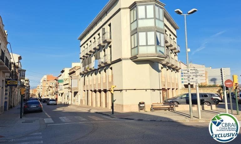 Commercial for sale in Figueres - € 149,000 (Ref: 8456998)