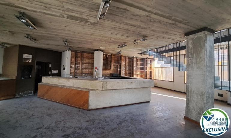 Commercial for sale in Figueres - € 149,000 (Ref: 8456998)