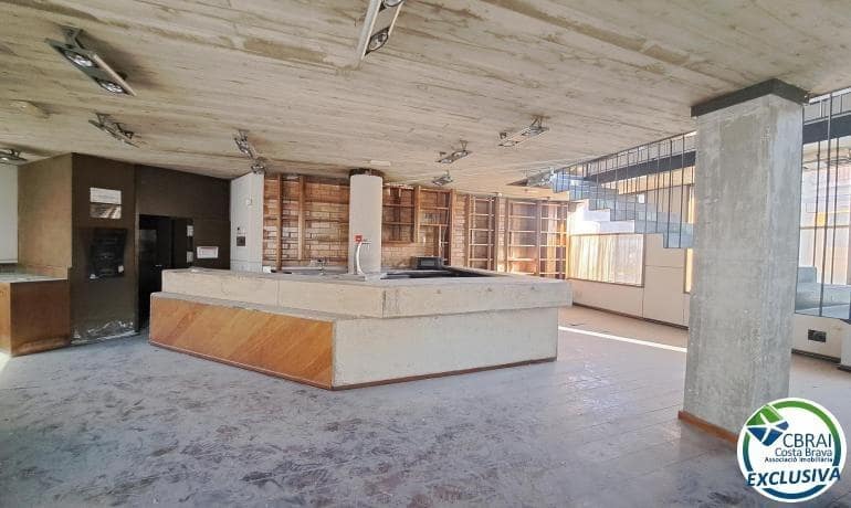 Commercial for sale in Figueres - € 149,000 (Ref: 8456998)
