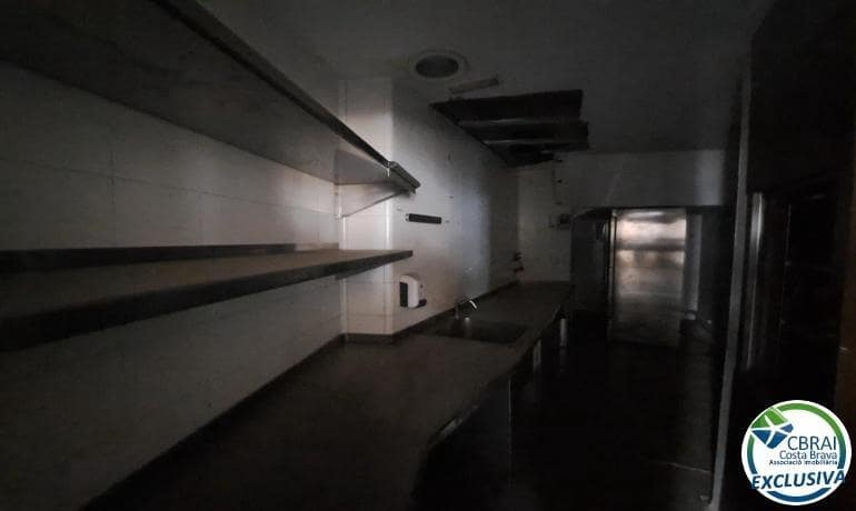 Commercial for sale in Figueres - € 149,000 (Ref: 8456998)