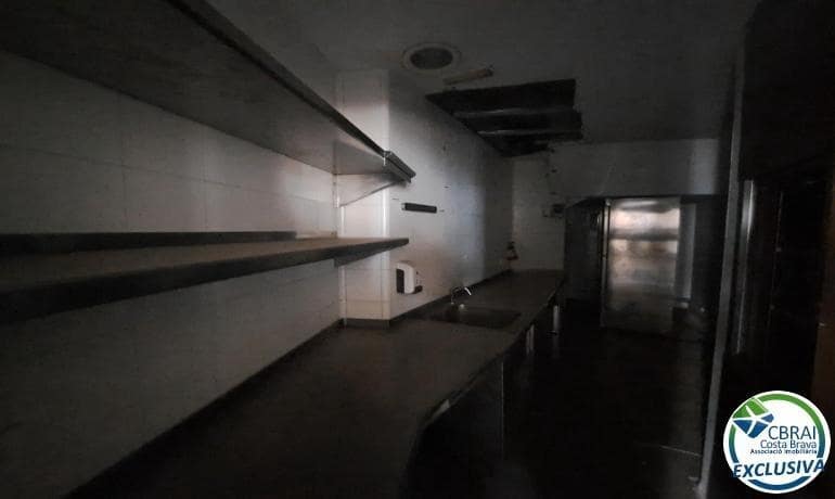 Commercial for sale in Figueres - € 149,000 (Ref: 8456998)