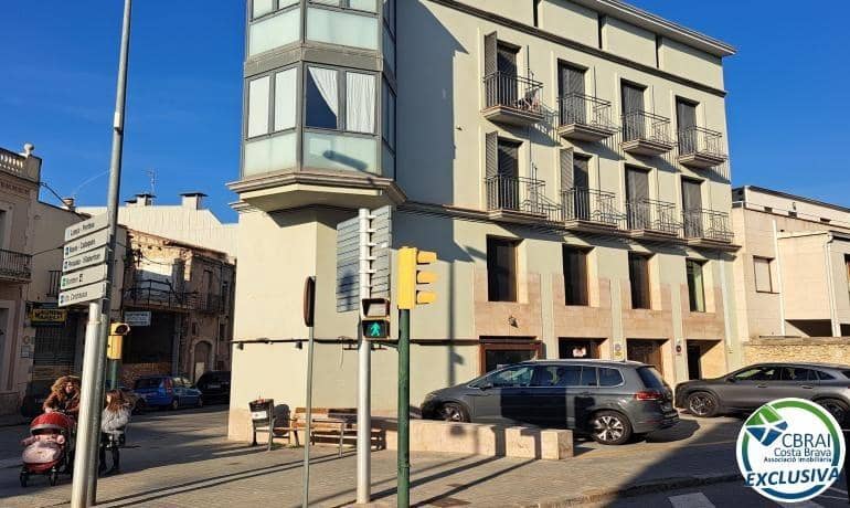 Commercial for sale in Figueres - € 149,000 (Ref: 8456998)