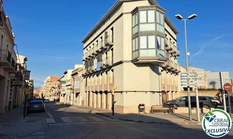 Commercial for sale in Figueres - € 149,000 (Ref: 8456998)