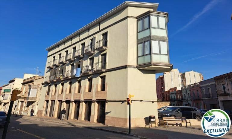 Commercial for sale in Figueres - € 149,000 (Ref: 8456998)