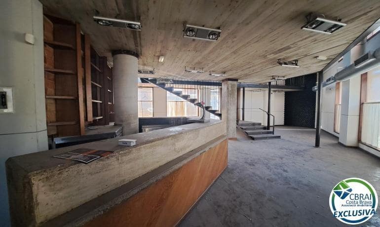 Commercial for sale in Figueres - € 149,000 (Ref: 8456998)