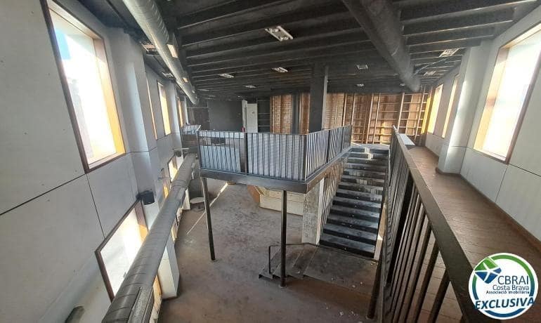 Commercial for sale in Figueres - € 149,000 (Ref: 8456998)