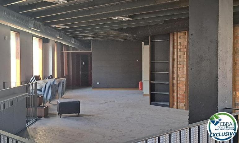 Commercial for sale in Figueres - € 149,000 (Ref: 8456998)