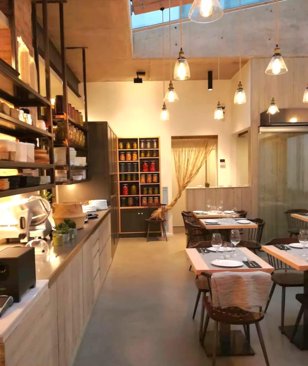 Kaupallinen myytävänä paikassa Roses - 590 000 € (Ref: 8792743)