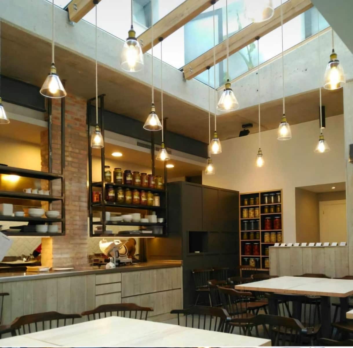 Kaupallinen myytävänä paikassa Roses - 590 000 € (Ref: 8792743)