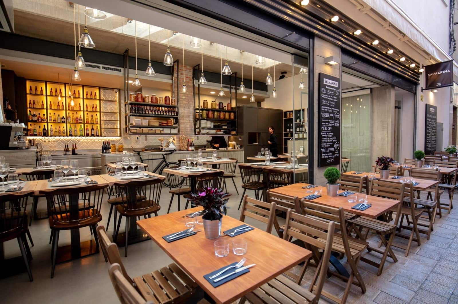 Kaupallinen myytävänä paikassa Roses - 590 000 € (Ref: 8792743)