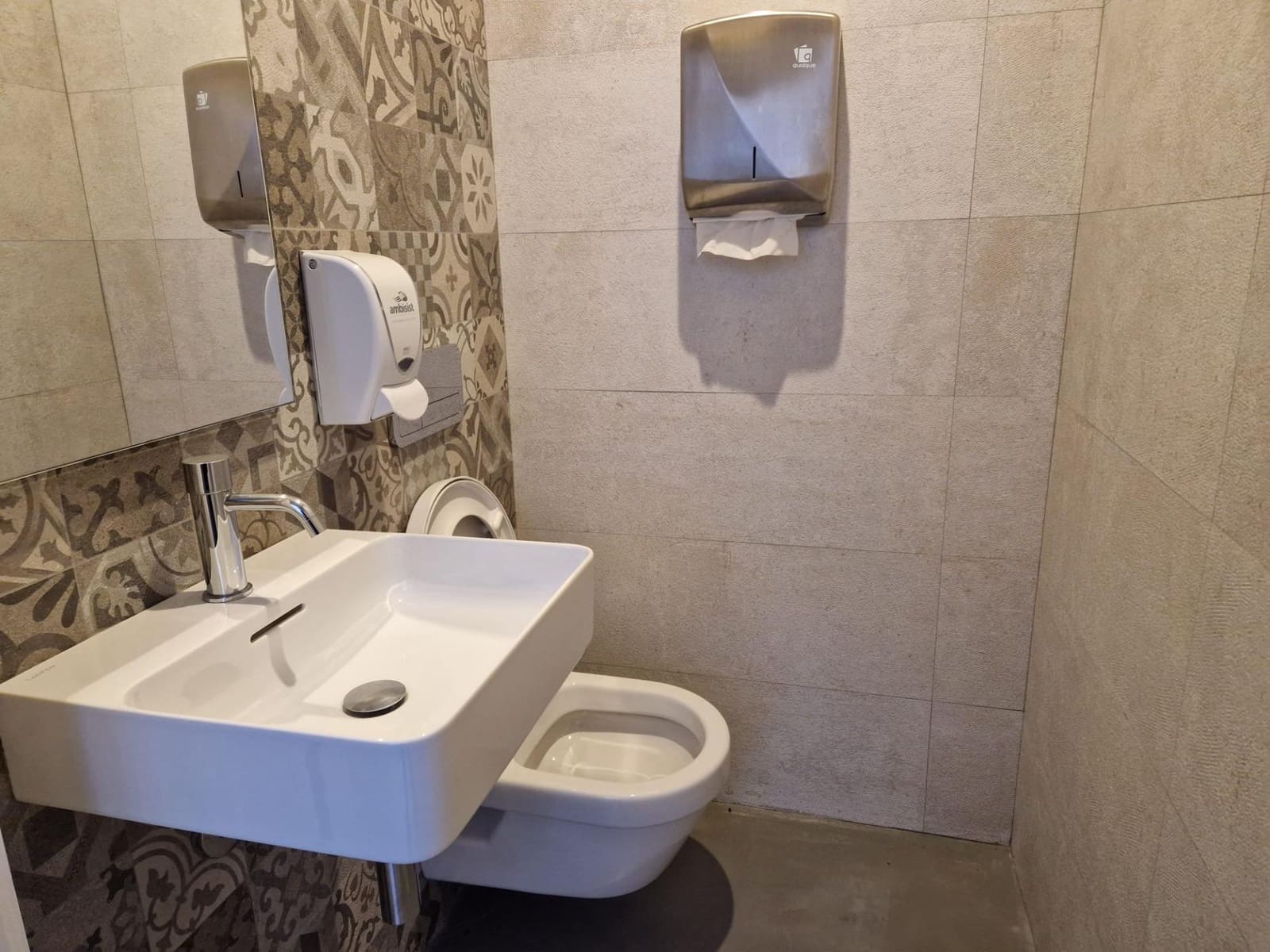 Kaupallinen myytävänä paikassa Roses - 590 000 € (Ref: 8792743)