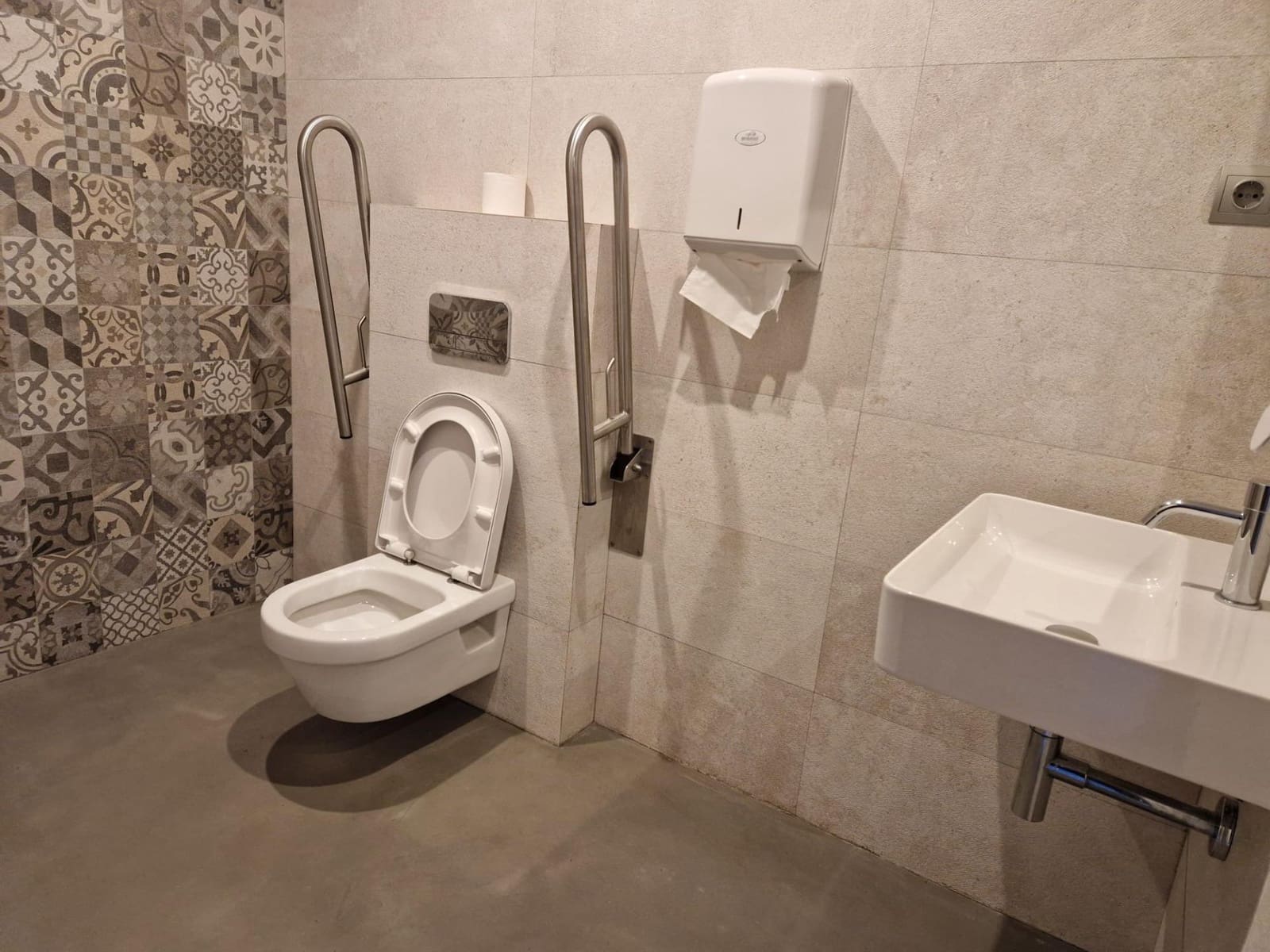 Kaupallinen myytävänä paikassa Roses - 590 000 € (Ref: 8792743)