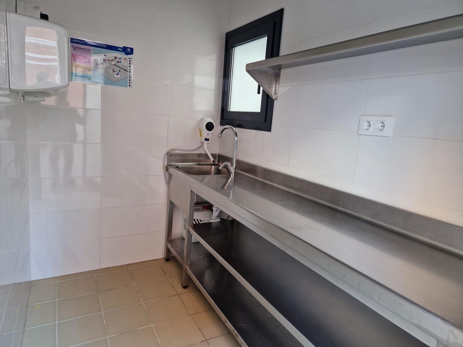 Kaupallinen myytävänä paikassa Roses - 590 000 € (Ref: 8792743)