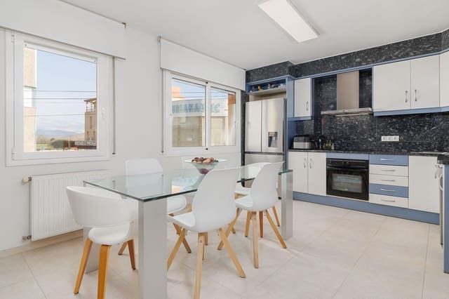 4 chambre Villa/Maison à vendre à Empuriabrava, Castelló d'Empúries avec piscine garage - 335 000 € (Ref: 8849485)