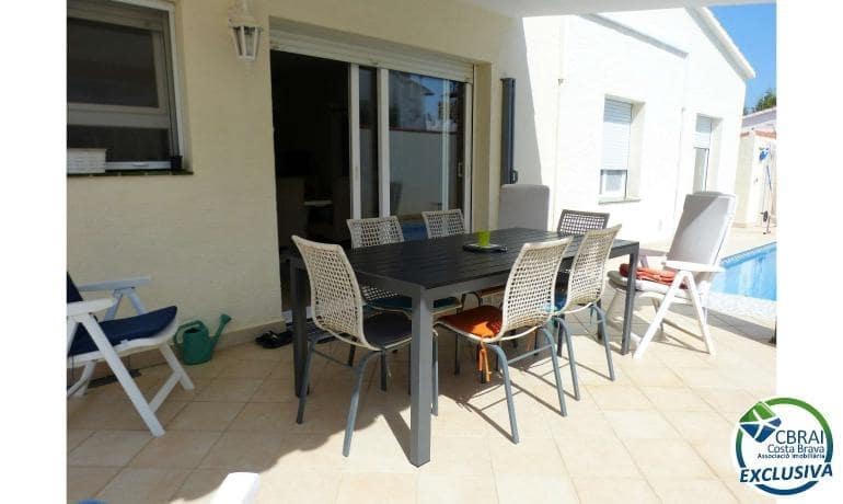 3 slaapkamer Appartement te koop in Empuriabrava met zwembad - € 490.000 (Ref: 8874540)