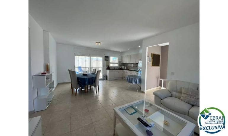 3 slaapkamer Appartement te koop in Empuriabrava met zwembad - € 490.000 (Ref: 8874540)