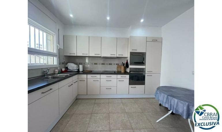 3 slaapkamer Appartement te koop in Empuriabrava met zwembad - € 490.000 (Ref: 8874540)