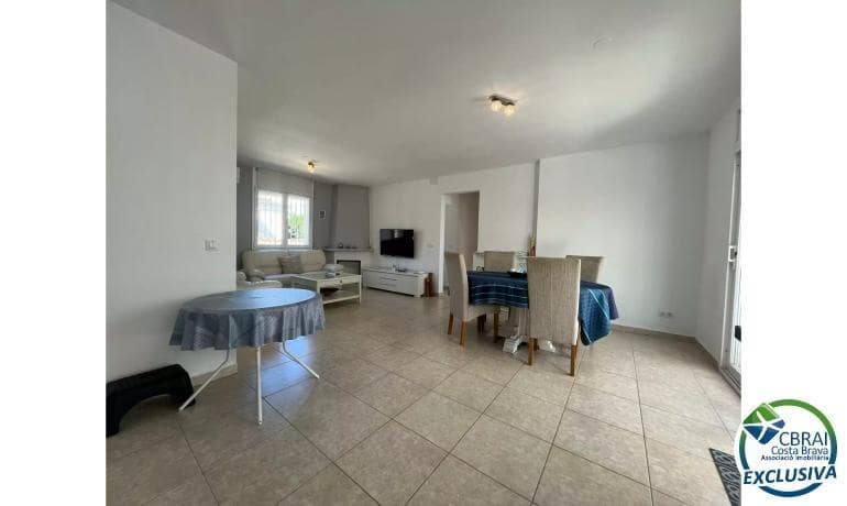 3 slaapkamer Appartement te koop in Empuriabrava met zwembad - € 490.000 (Ref: 8874540)