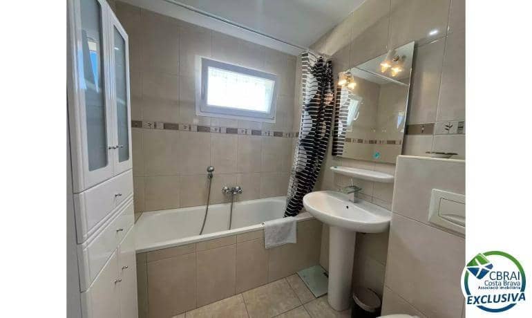 3 slaapkamer Appartement te koop in Empuriabrava met zwembad - € 490.000 (Ref: 8874540)