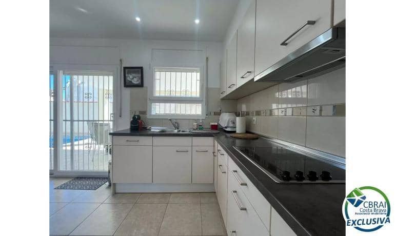 3 slaapkamer Appartement te koop in Empuriabrava met zwembad - € 490.000 (Ref: 8874540)