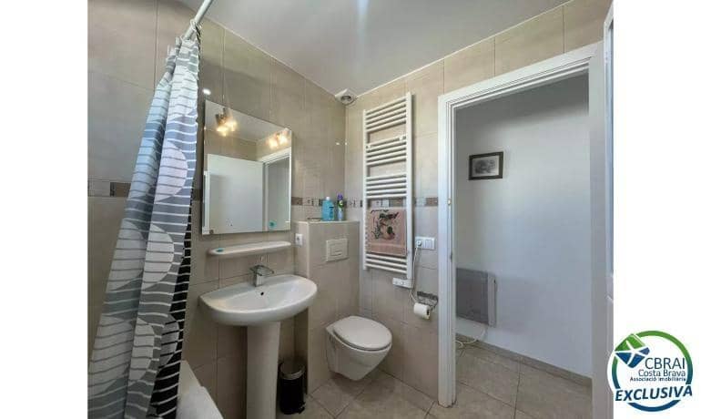 3 slaapkamer Appartement te koop in Empuriabrava met zwembad - € 490.000 (Ref: 8874540)