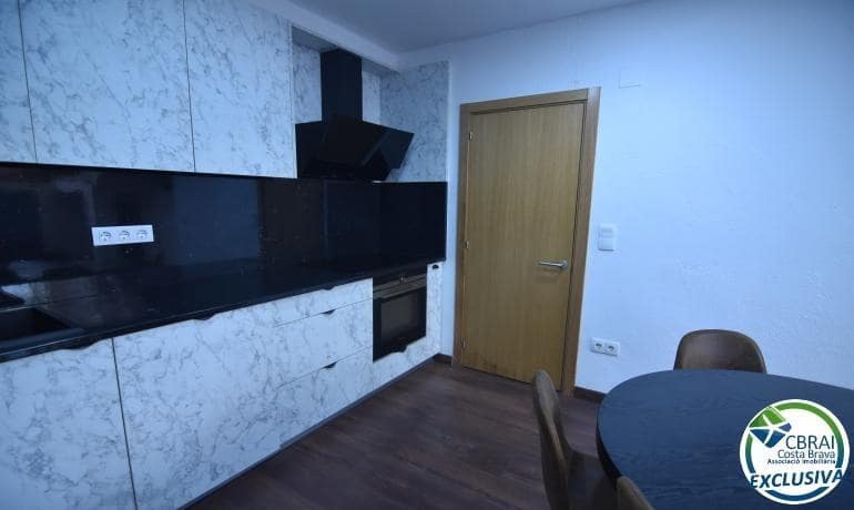 Erhverv til salg i Empuriabrava med garage - € 145.000 (Ref: 8881707)