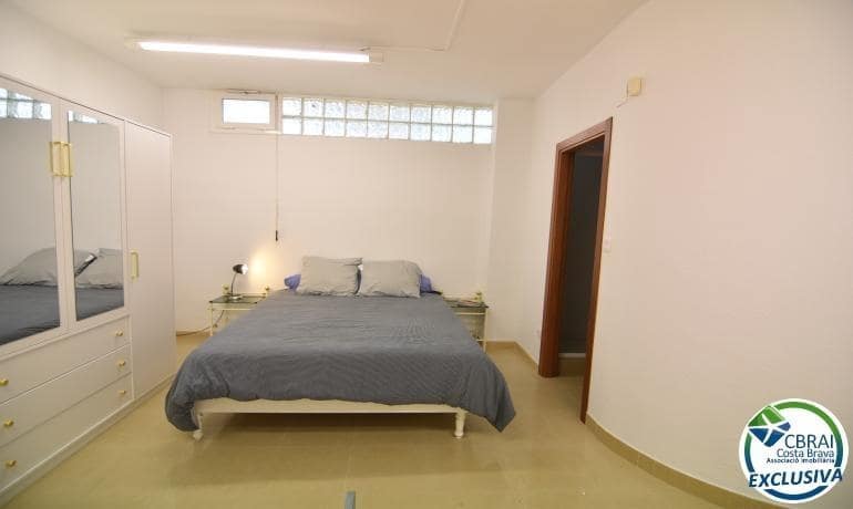 Erhverv til salg i Empuriabrava med garage - € 145.000 (Ref: 8881707)